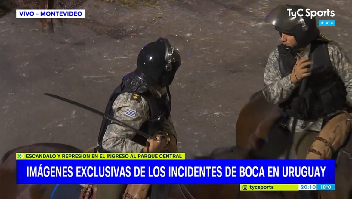 Represión policial a hinchas de Boca en Uruguay por el partido de Copa Libertadores. Foto: Captura Tyc Sports.