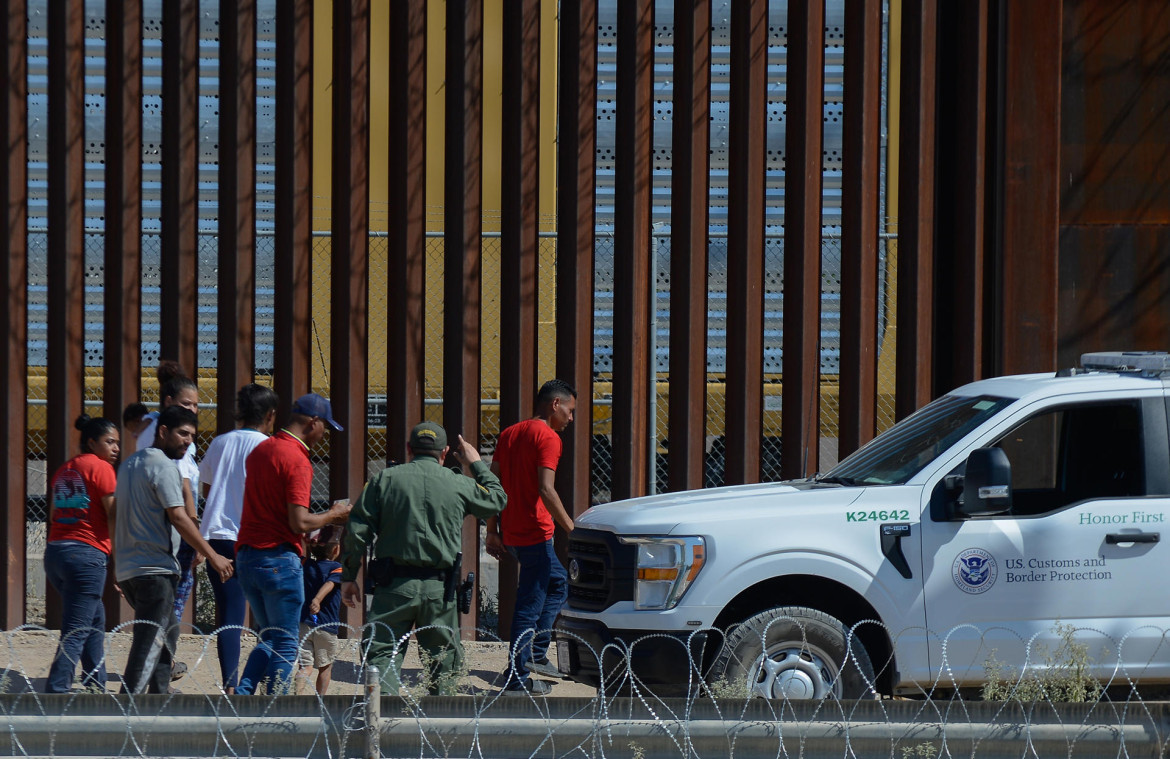 Migrantes tratando de cruzar la frontera entre México y EEUU. Foto: EFE