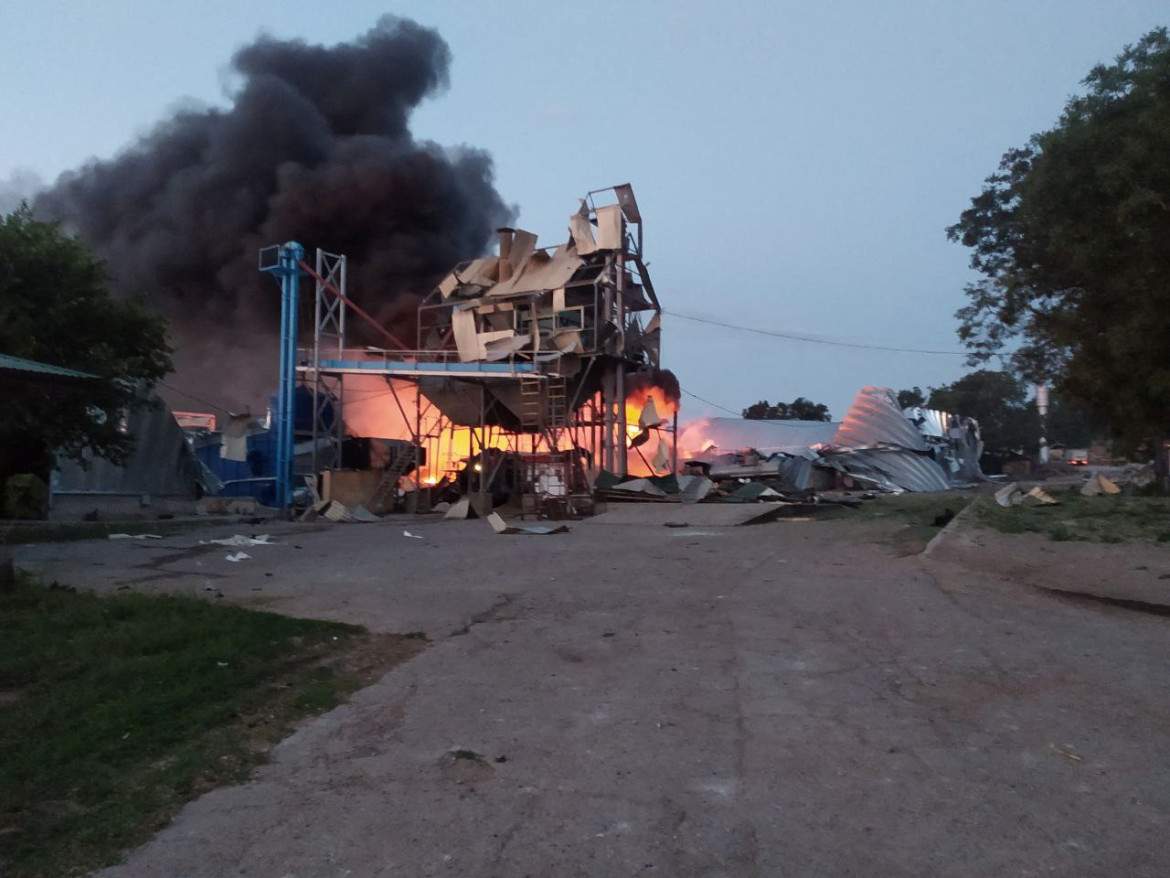 Almacén de granos destruido en ataque ruso. Foto: Reuters