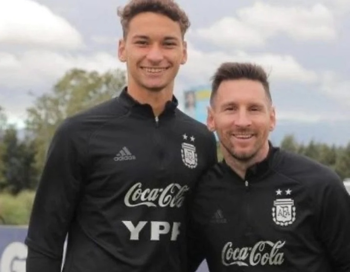 Francisco Gómez, arquero de Racing, junto a Lionel Messi.