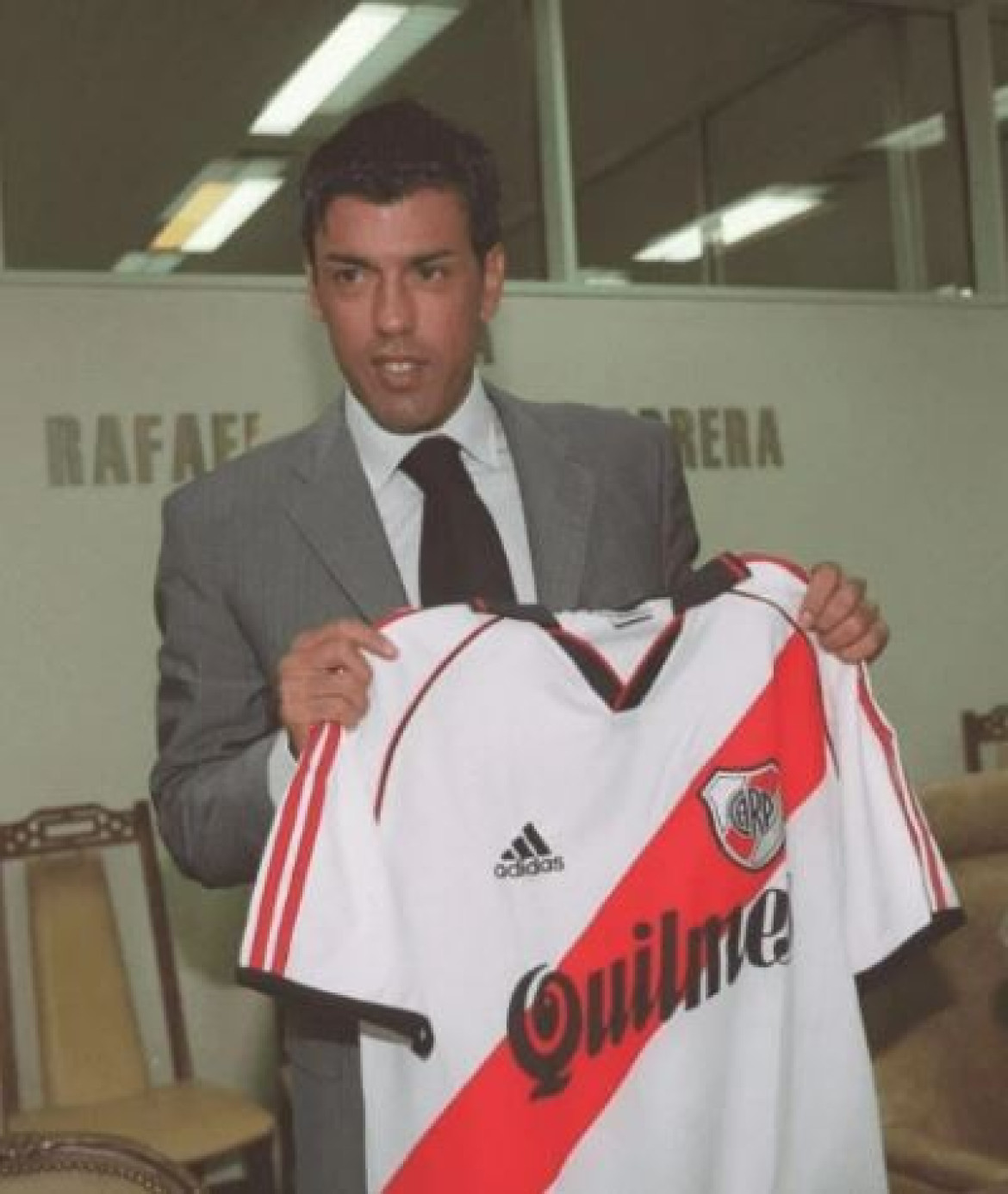 Daniel Fonseca durante su presentación como refuerzo de River Plate. Foto: NA.