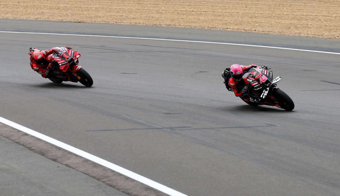 Aleix Espargaró superó a Francesco Bagnaia en la última vuelta. Foto: Reuters.