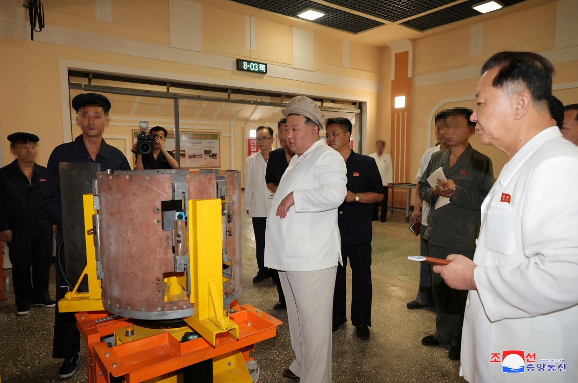 Kim Jong Un, presidente de Corea del Norte, inspeccionó fabricas de armas. Foto: Reuters.