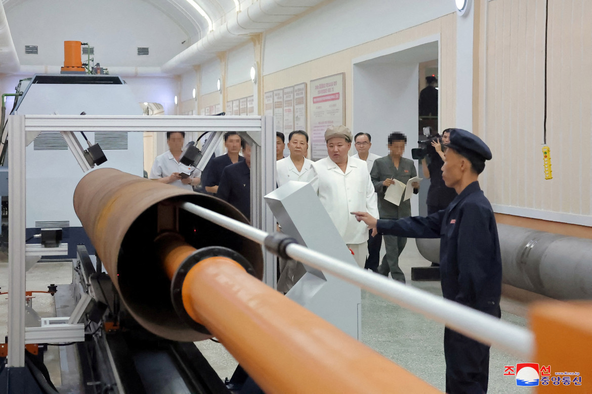 Kim Jong Un, presidente de Corea del Norte, inspeccionó fabricas de armas. Foto: Reuters.