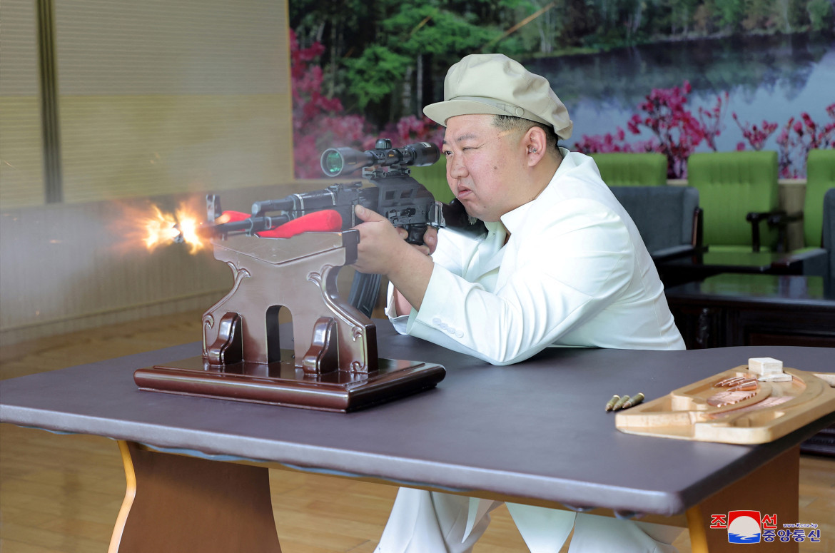 Kim Jong Un, presidente de Corea del Norte, inspeccionó fabricas de armas. Foto: Reuters.