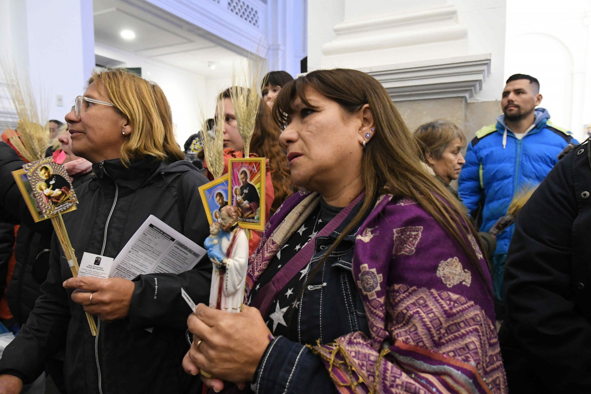 Fieles en la iglesia de San Cayetano. Foto: Télam.