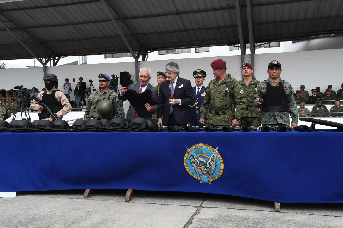 Entrega de equipos de seguridad en Ecuador. Foto: EFE