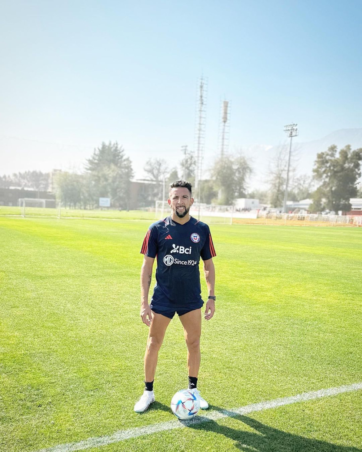 Mauricio Isla entrenó en la Asociación Nacional de Fútbol Profesional tras quedar libre en Universidad Católica. Foto: Instagram.