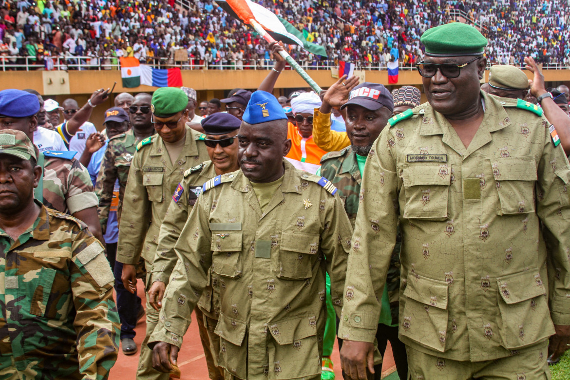 Miembros de un consejo militar que dio un golpe de estado en Níger asisten a un mitin en un estadio en Niamey, Níger. Foto: Reuters