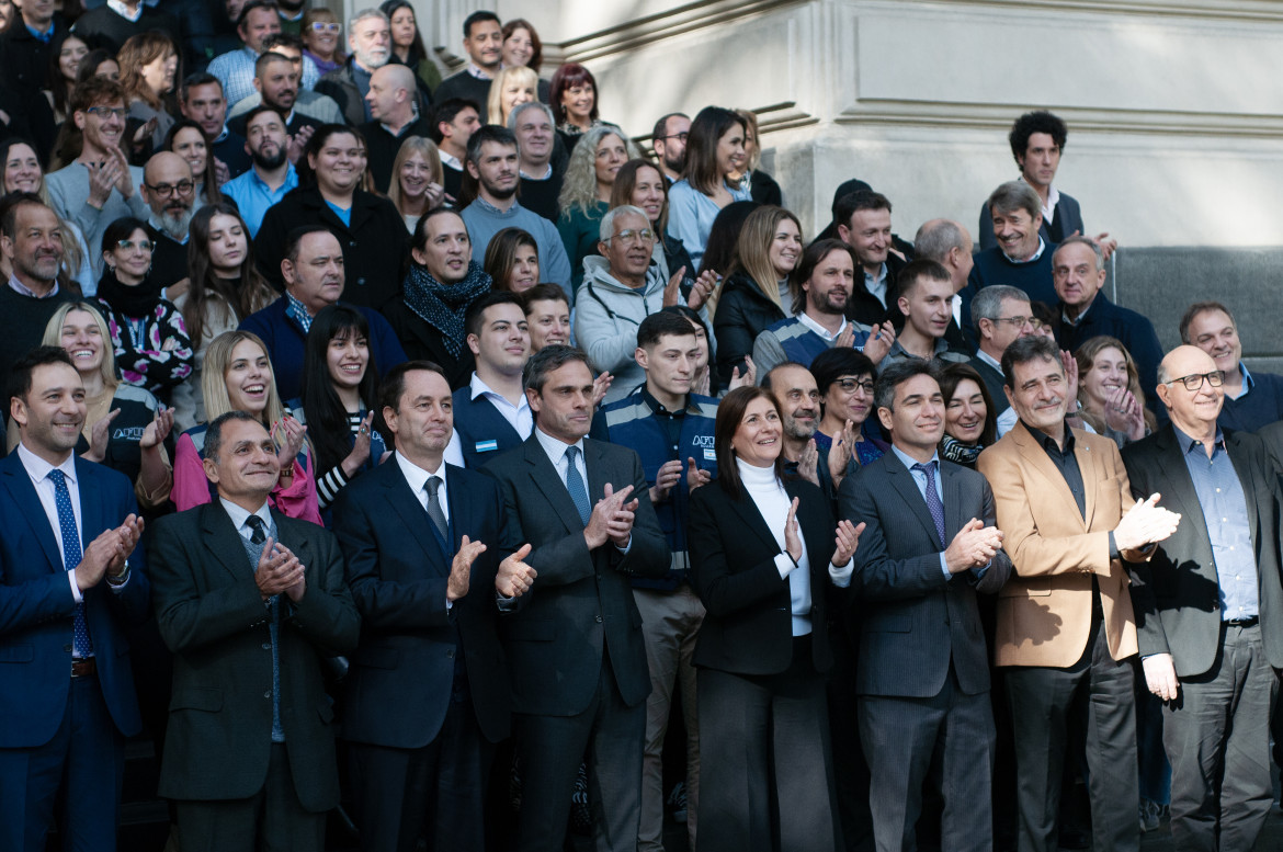 Guillermo Michel y los trabajadores de Aduana. Foto: Prensa.