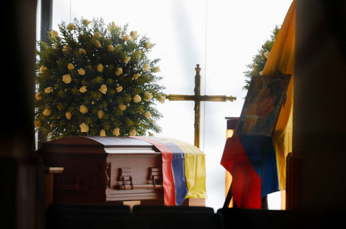 El féretro de Fernando Villavicencio antes de partir rumbo al cementerio. Foto: Reuters.