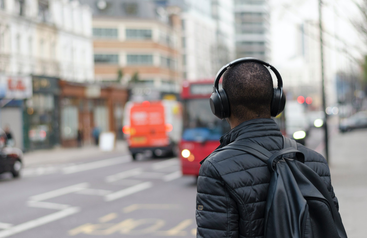 Una melodía familiar puede ayudar enormemente a la persona afectada a evocar un recuerdo. Foto Unsplash.