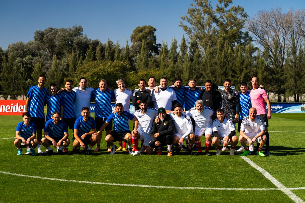 Los integrantes del amistoso entre "Paren La Mano" y "AFA Estudio". Foto: Twitter @AFAestudio.