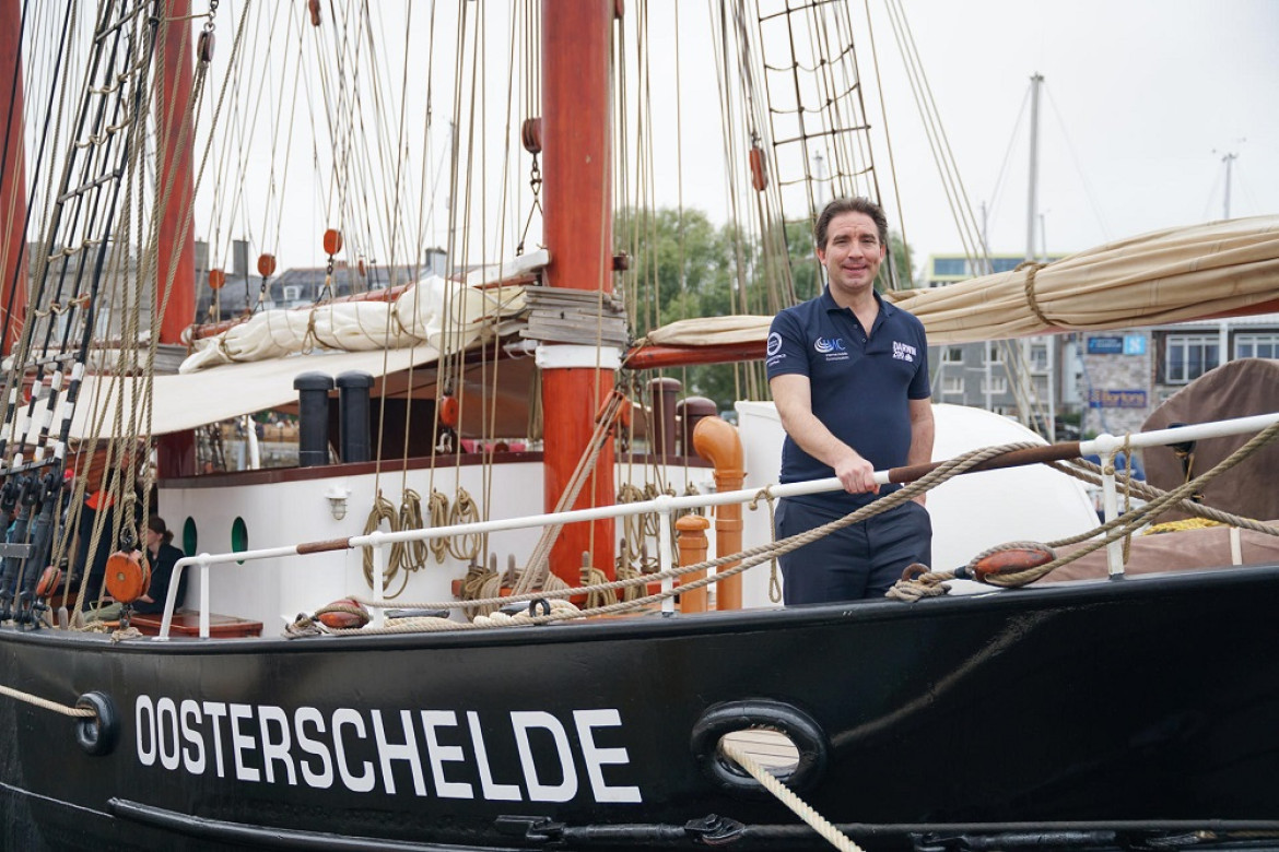 Stewart McPherson, director de Darwin200, a bordo del Beagle en su llegada a Plymouth. Foto: EFE.