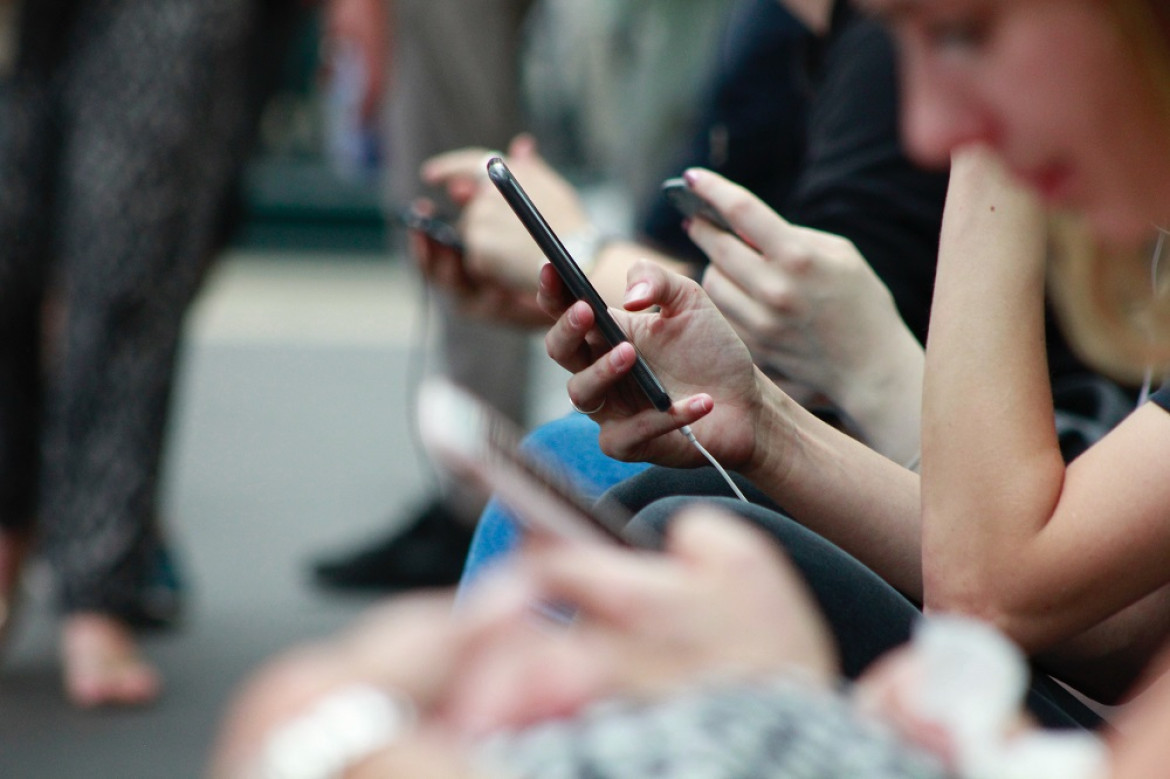 El uso de los celulares en los jóvenes. Foto: Unsplash.