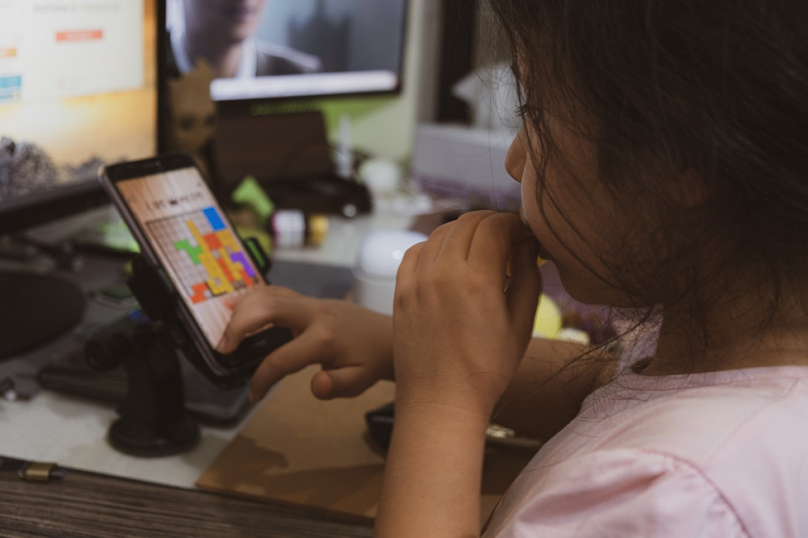 El uso de los celulares en los jóvenes. Foto: Unsplash.