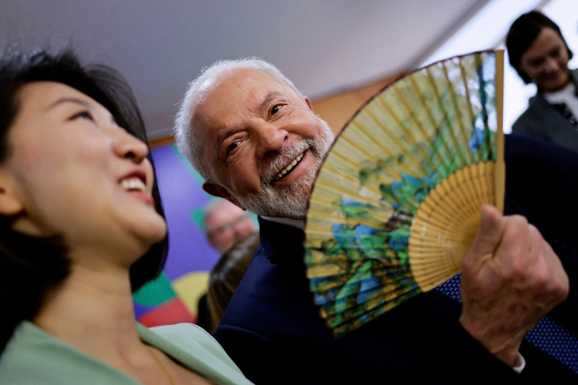 Lula da Silva junto a una periodista. Foto: Reuters.