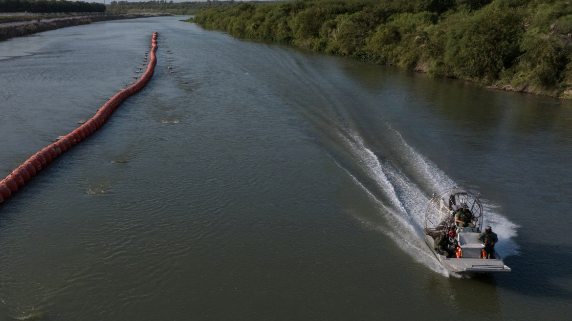 Las boyas en el río Grande, cerca de Eagle Pass, Texas. Foto: Reuters.