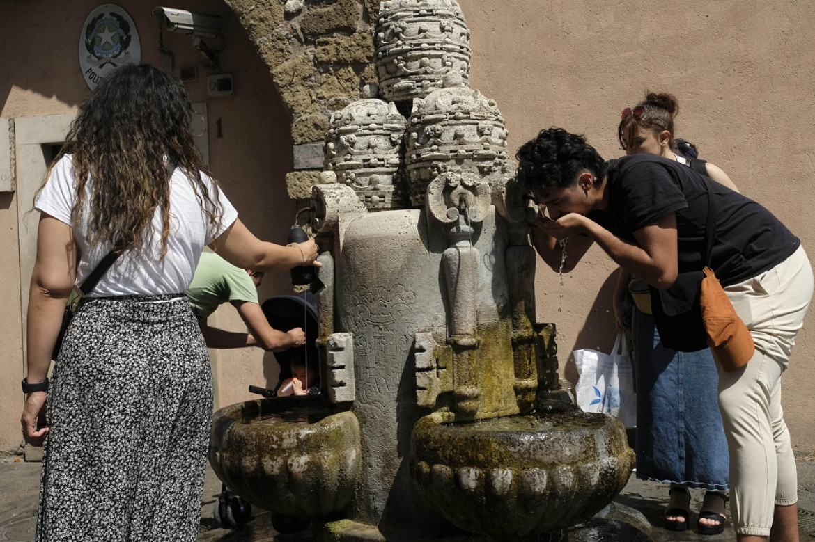 Varias personas se refrescan en una fuente en Roma, Italia. Foto: EFE.