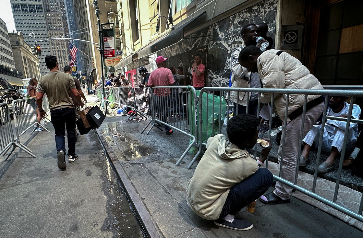 Inmigrantes varados en el hotel Roosevelt. Foto: Reuters.