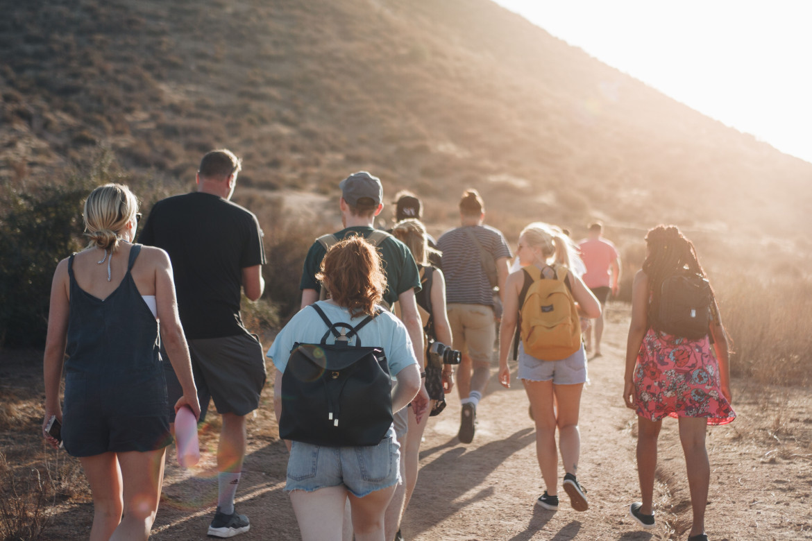 Caminar genera beneficios para la salud. Foto: Unsplash.