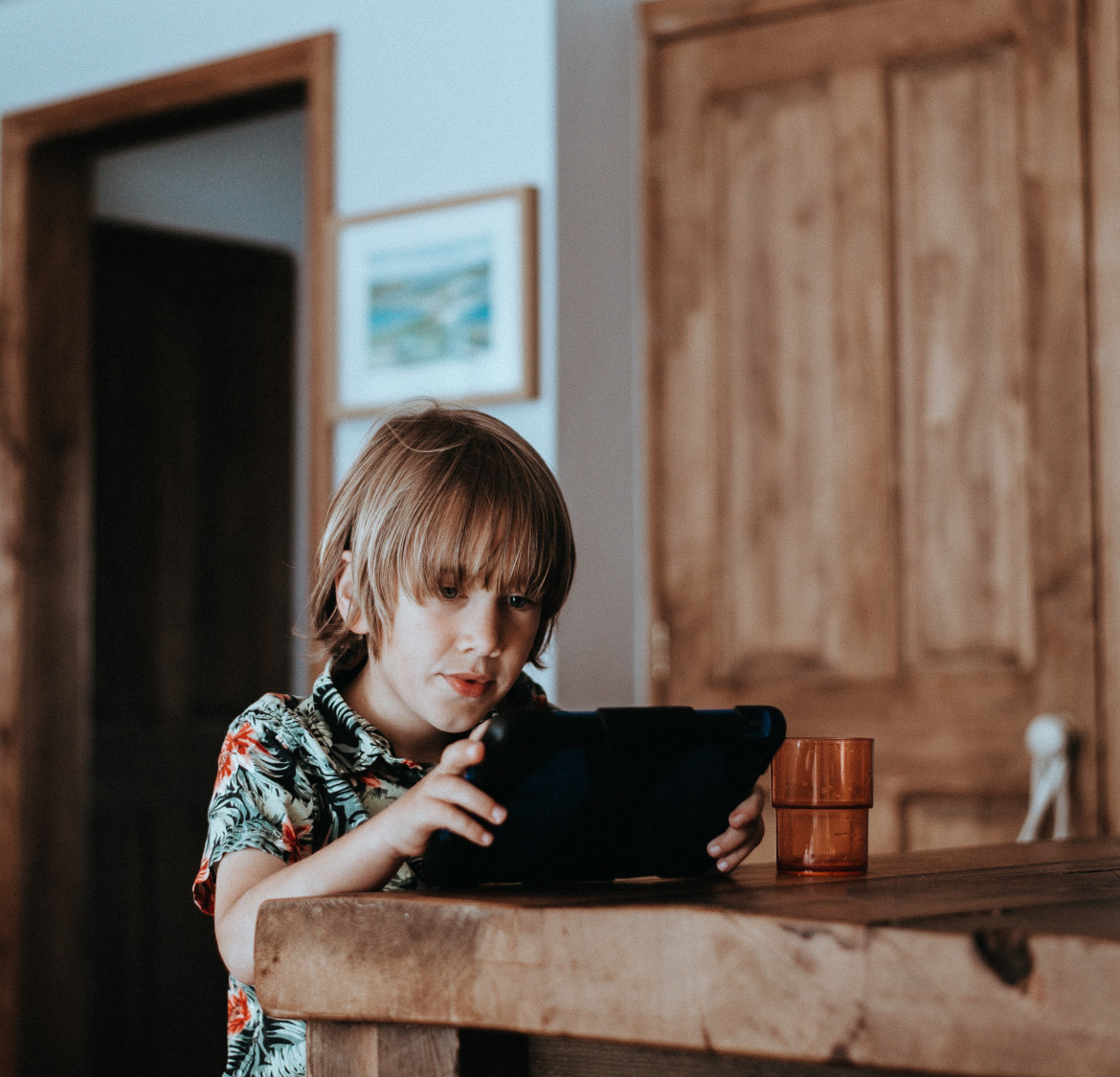 Niño con tablet. Foto: Unsplash.