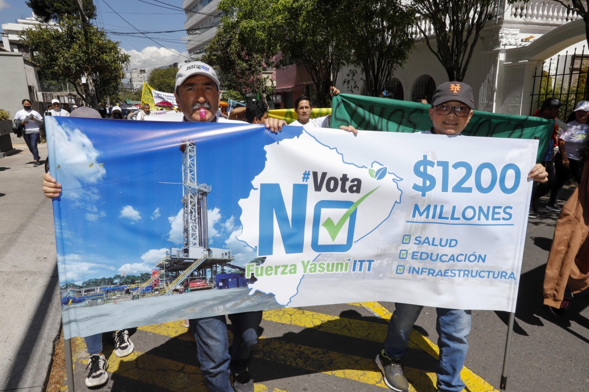 Manifestantes en contra de prohibir la explotación petrolera del Bloque 43-ITT en el amazónico Parque Nacional Yasuní. Foto: EFE.