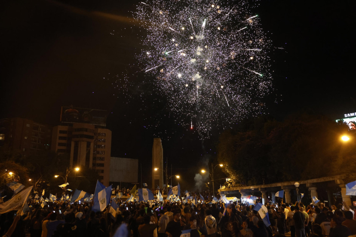 Seguidores del presidente electo de Guatemala, Bernardo Arévalo, celebran el resultado de las elecciones. Foto: EFE.