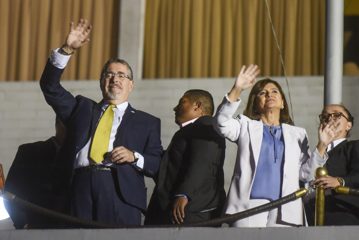 El presidente electo de Guatemala, Bernardo Arévalo de León, junto a la vicepresidenta Karin Herrera. Foto: EFE.