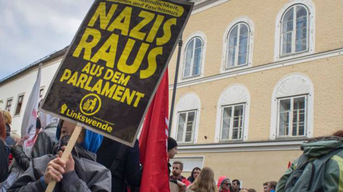 Nazis fuera del parlamento. Foto: Reuters.