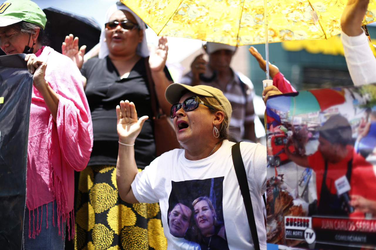 Familiares reclaman contra la detención arbitraria de sus hijos en El Salvador. Foto: EFE.