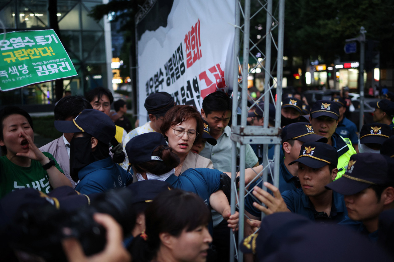 Protesta en contra del volcado del agua tratada en Japón. Foto: Reuters.