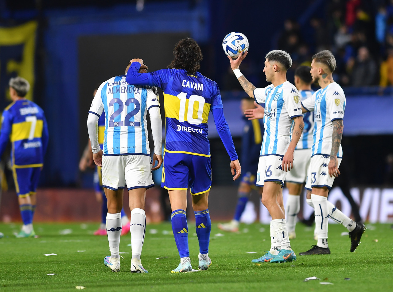 Agustín Almendra junto a Edinson Cavani. Foto: Télam.