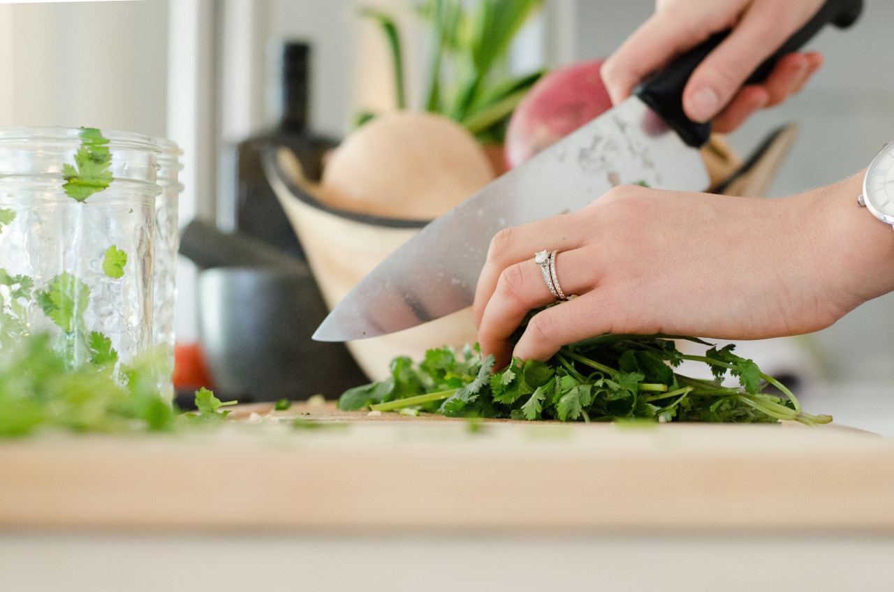 Preparación del cilantro. Foto: Unsplash