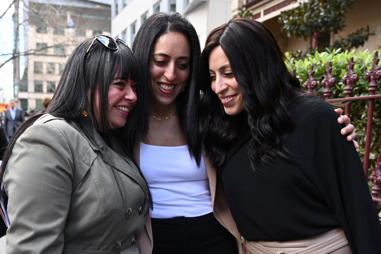 Dassi Erlich, Elly Sapper y Nicole Meye tras la condena a la exdirectora Malka Leifer. Foto: EFE.