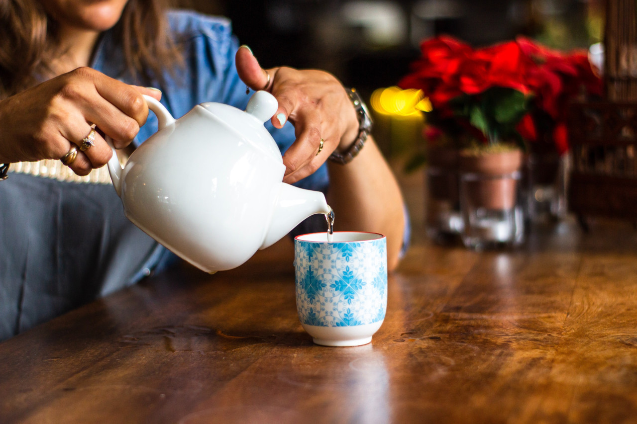 Tomar agua caliente por la mañas y antes de cada comida ayuda al metabolismo. Foto: Unsplash.