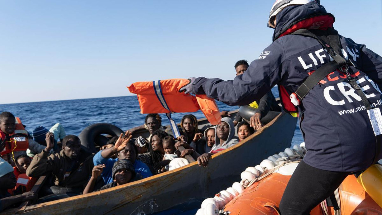 Inmigrantes en las costas de Italia. Foto: EFE