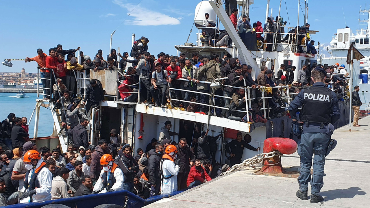 Inmigrantes en las costas de Italia. Foto: EFE