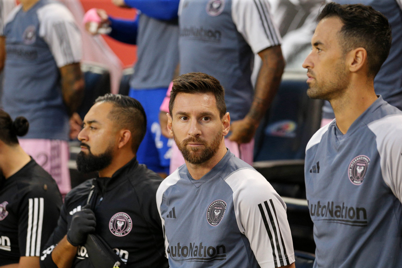 Lionel Messi y Sergio Busquets en el banco del Inter Miami. Foto: Reuters.