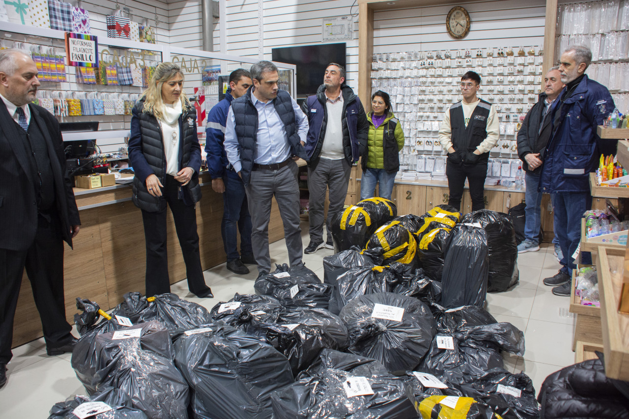 Autoridades de la Aduana en los controles sobre comercios del AMBA. Foto: Aduana.