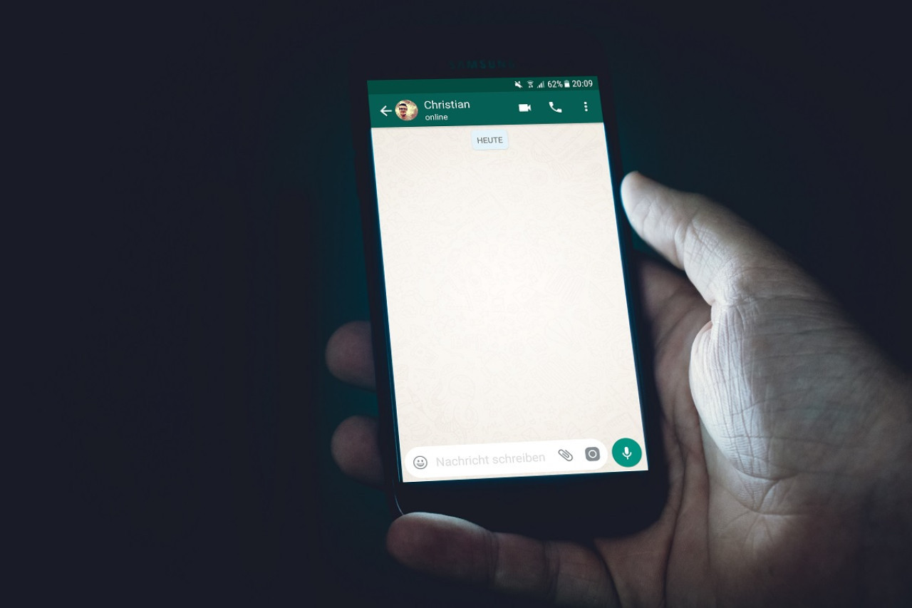 WhatsApp permite la función de compartir la ubicación actual mediante el chat. Foto: Unsplash.