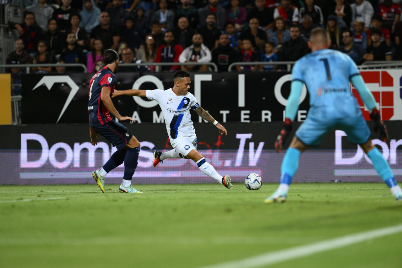 Lautaro Martínez en acción ante Cagliari. Foto: X @Inter_es.