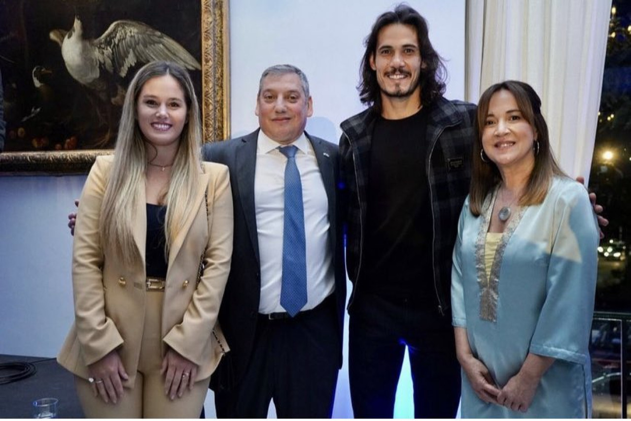 Edinson Cavani y su esposa en el evento organizado por la Embajada de Uruguay. Foto: Twitter.