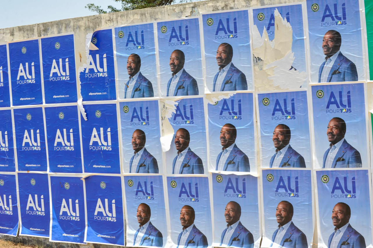 Carteles de Ali Bongo Ondimba, presidente derrocado en Gabón. Foto: EFE.