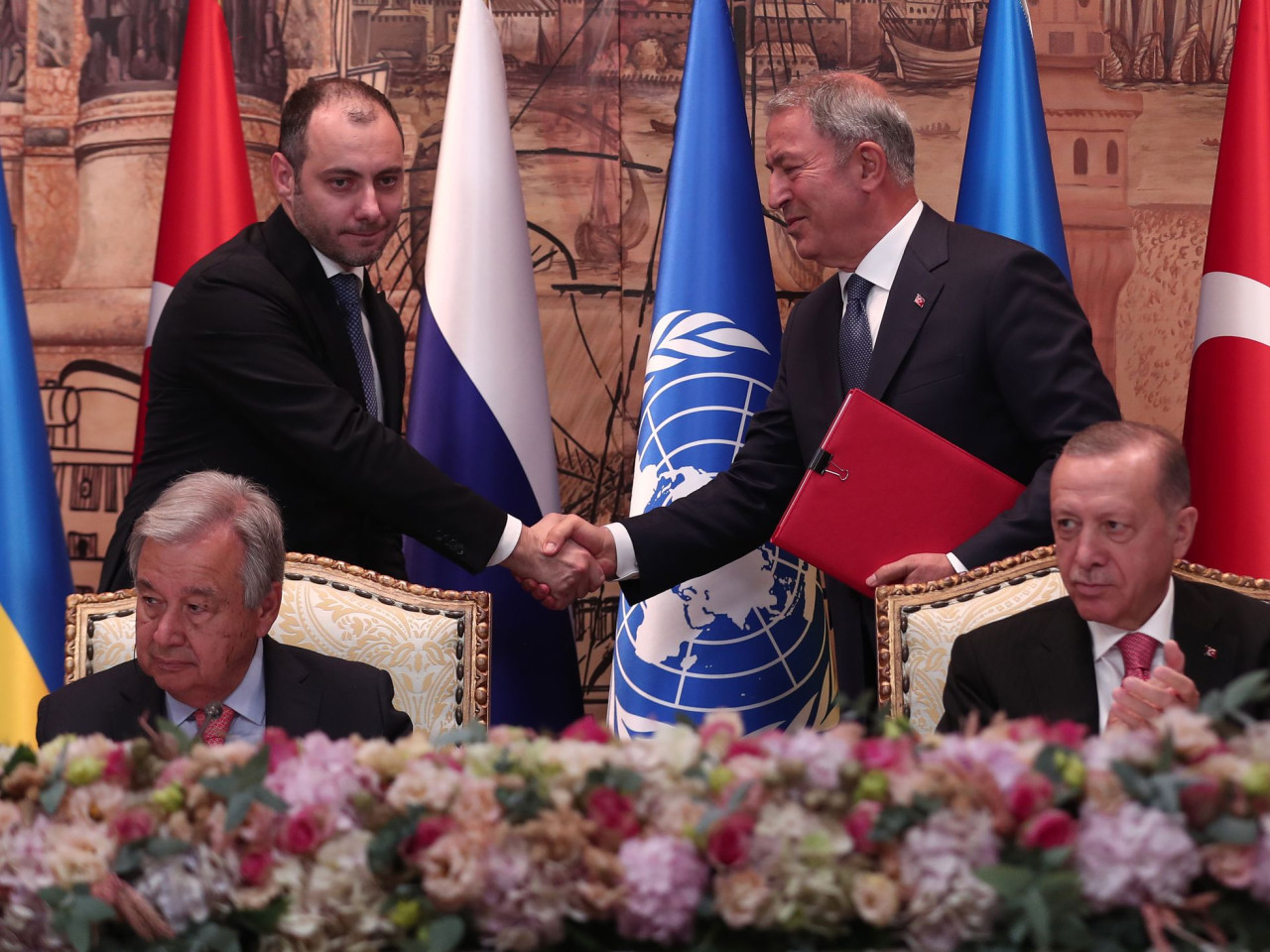 Firma del acuerdo de granos. Foto: EFE