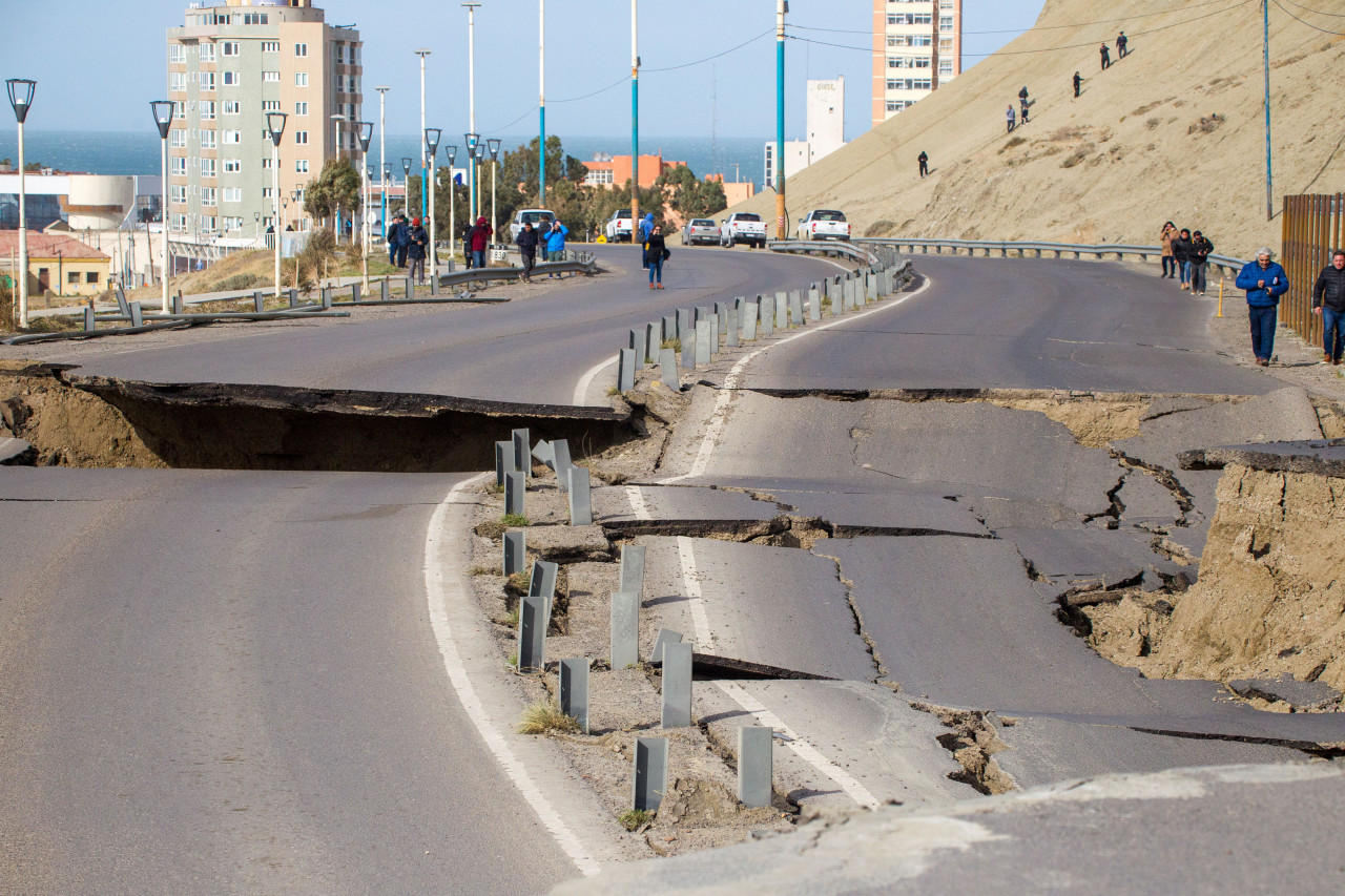 Derrumbe y grieta en la ruta nacional 3 en Comodoro Rivadavia. Foto: Telam.