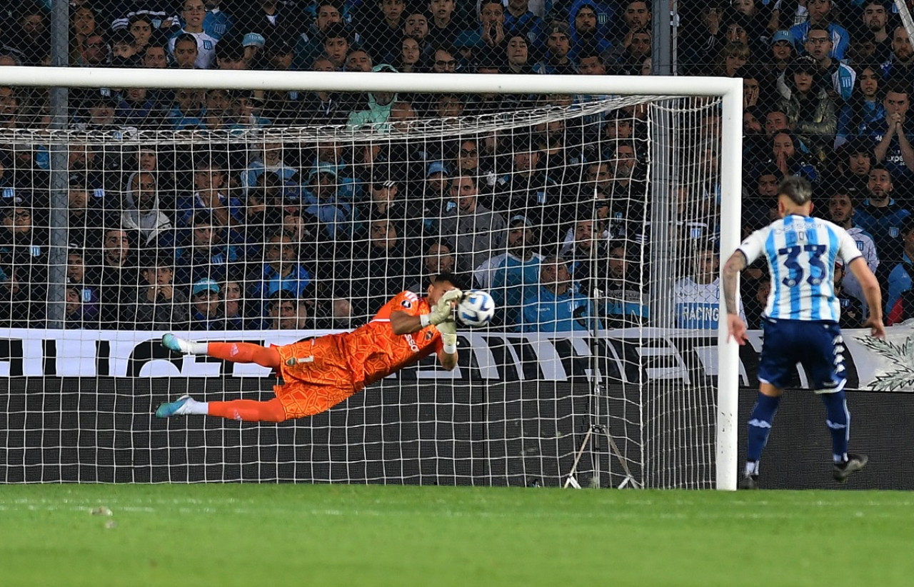 El penal atajado de Sergio Romero a Gonzalo Piovi. Foto: Télam.