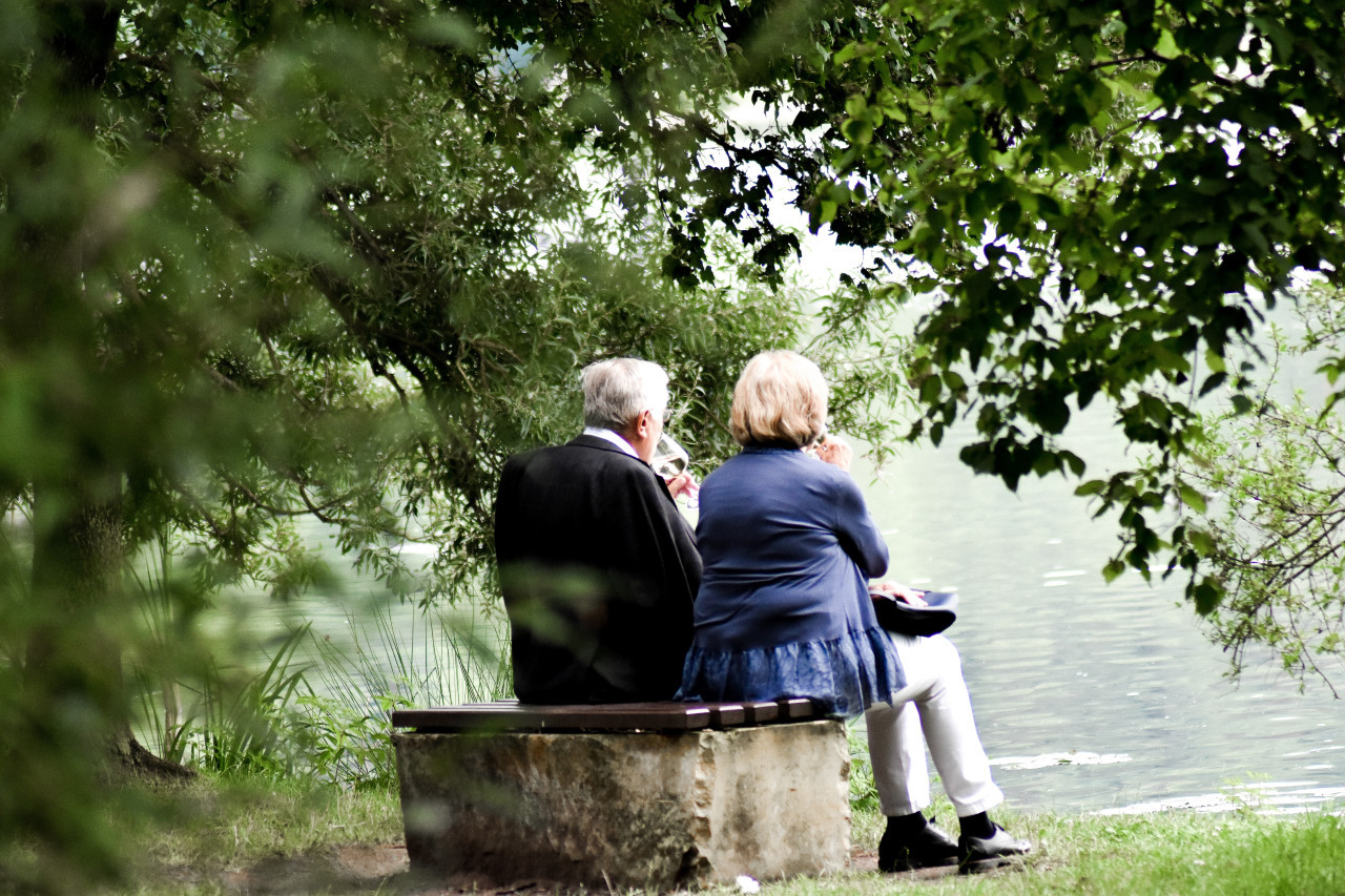 Los singapurenses obtienen una reducción de impuestos si sus padres ancianos viven con ellos o cerca de ellos. Unsplash.