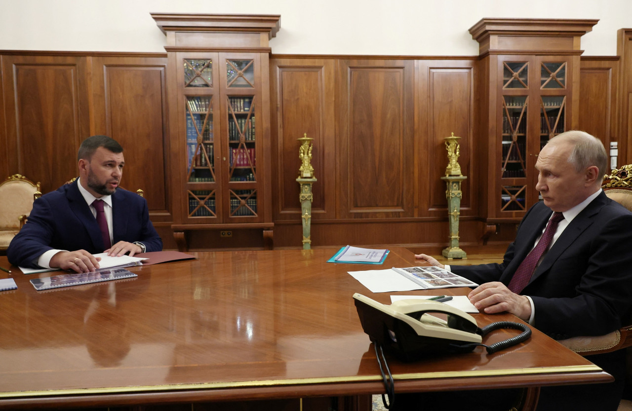 Denís Pushilin y Vladimir Putin. Foto: Reuters.