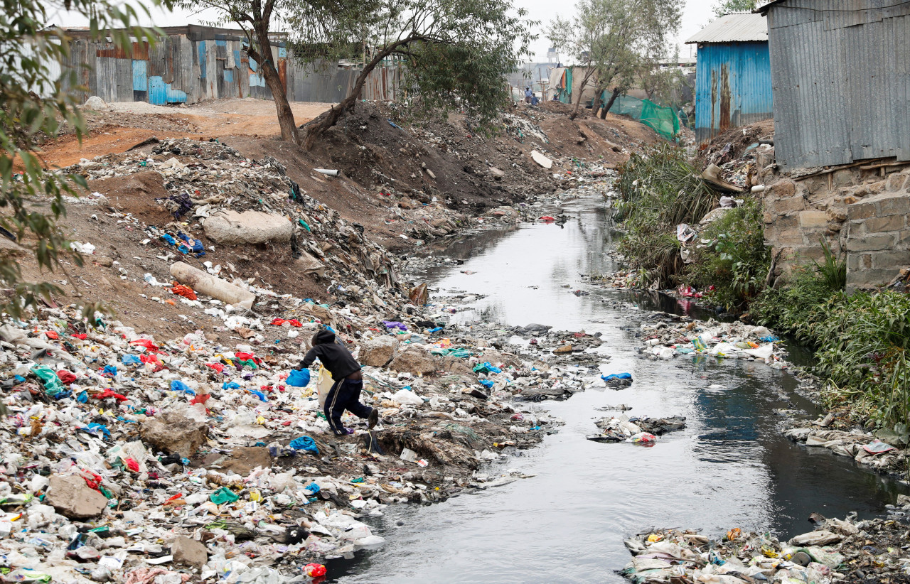 Casi dos millones de niños desplazados en África por la crisis climática. Foto: Reuters